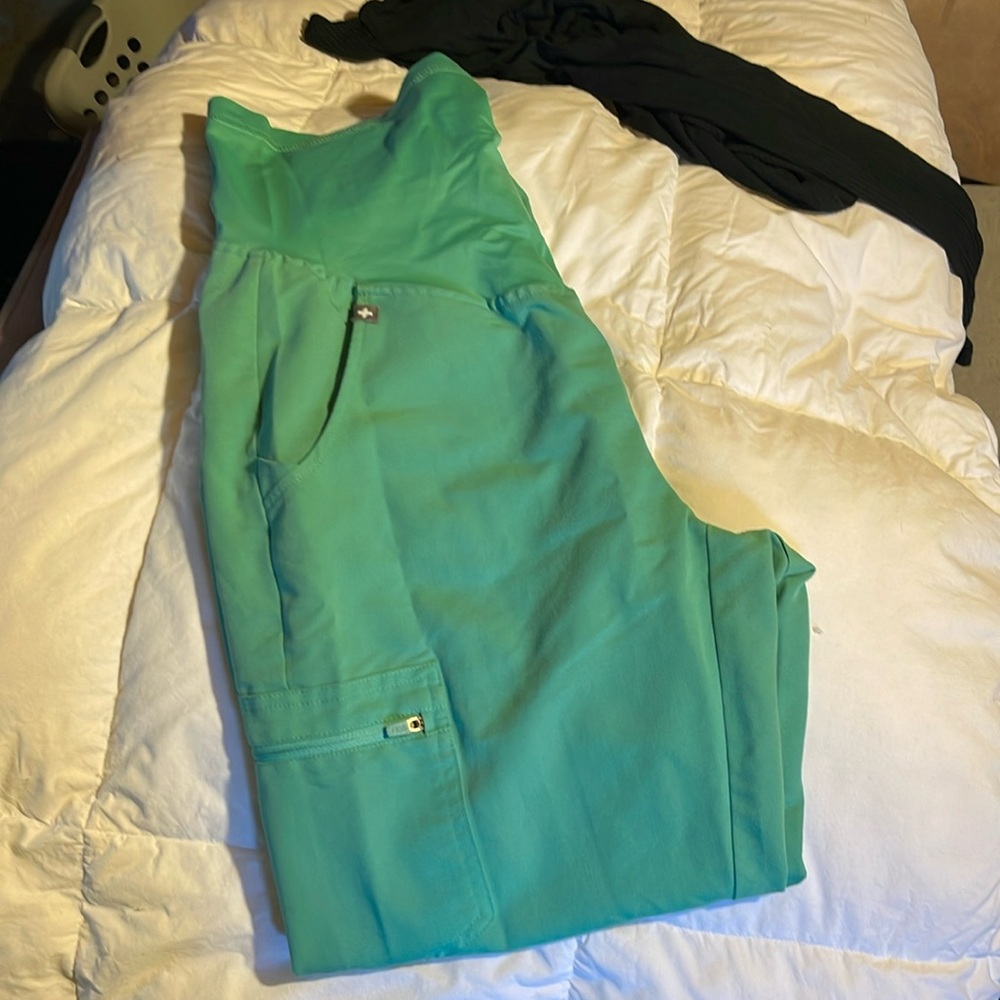 FIGS maternity jogger